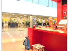 イミグレを越えると、お店が突然並んでいます....。お店の中から写真を撮ってみる....。