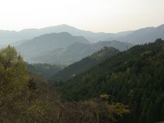 「藤和峠」から見た竹田城跡です。手前から数えて３つ目の山の上にあります。
場所は国道３１２号線加都交差点を曲がってＪＲの線路を渡り、竹田小学校の前を通って播但連絡道路の下をくぐって山道を登ります。思っていた以上に城跡との距離がありました。
その代わり、貸し切り状態です。車も殆ど通りませんでした。
そして、ここへ来る途中に竹田城跡の駐車場への入り口もあります。