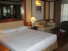 今晩の宿“Ｃｅｎｔｒｅ　Ｐｏｉｎｔ”の部屋。綺麗〜広い〜♡

明日、ガイド見習いの知人にアユタヤツアーに連れて行って
貰える事になり、“ツアー内容の視察”ということで無料で
泊まれることになりました！感謝♪