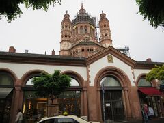 街並み越しの大聖堂