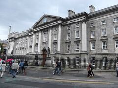 トリニティ・カレッジ(Trinity College)．都心の中心にある．これは正門の建物．エリザベスＩ世により1592年に創設．

入学できるのは英国国教会（プロテスタント）に限られ，カトリックの入学は1873年に認められたが，カトリック教会がトリニティ・カレッジに入学することを禁止したので、1960年代までほとんどがプロテスタントの学生だった．今日では学生の約70％がカトリック．現在はダブリン大学（Dublin University）の中の単科大学．

参考のため最古の大学はボローニャ大学（伊）で1088年創設．英語圏ではオックスフォード大学が1167年で最古（ケンブリッジ大学は1209年にオックスフォード大学から分離して創設）．
Trinity Collegeはケンブリッジ大，オックスフォード大にもある．トロント大にもあり，アメリカにも３校ある．「trinity」の意味するところはキリスト教の三位一体（父なる神・神の子キリスト・聖霊）．
