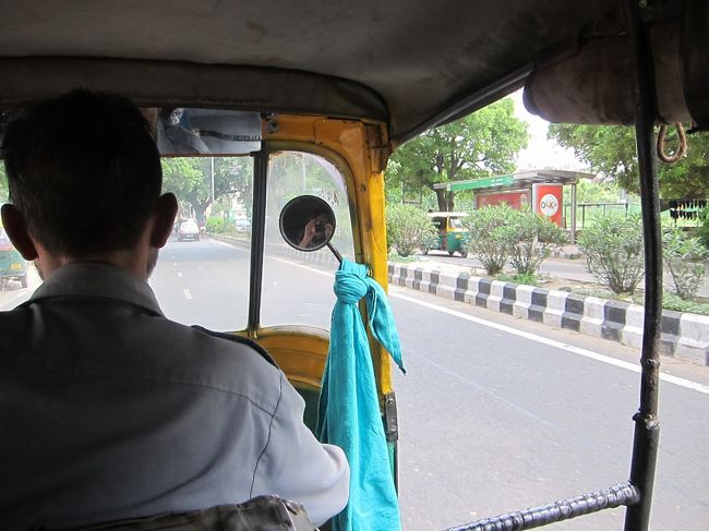 今日 の予定は<br />ハウズカース・ビレッジ<br />↓<br />帰ってきてモールでお買い物<br />↓<br />プールでひと泳ぎ<br /><br />帰国便は、１９：３０なので、<br />チェックアウトは<br />１５：００にしてもらった。<br /><br />さぁ、最終日にして<br />初オートリクシャ！<br />ドキドキです。<br /><br />まずどこから乗ったらいいかなぁと<br />フロントスタッフに話すと<br />あれよあれよと、ホテルの前にいた<br />オートリクシャに交渉してくれる<br />ことに。<br /><br />ハウズカーズ・ビレッジまで、<br />１００ルピー。なにやらホテルの<br />ドアマンがオートリクシャの<br />車体番号をメモっていた。<br />いざ出発！