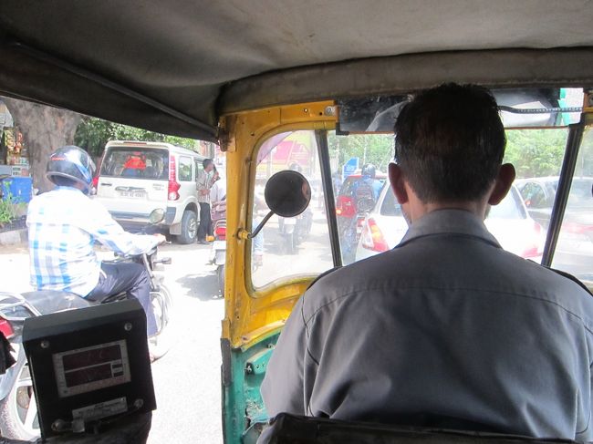 初オートリクシャ、乗った感想は<br />乗らずに帰らなくてよかったぁ〜と<br />いうことです。<br /><br />音、風、臭い、振動、思いっきり<br />インドを感じることができる。<br />これまで、ずっとガイドさんと<br />一緒で移動は車が多かったから<br />よりそう感じたのかもしれません。