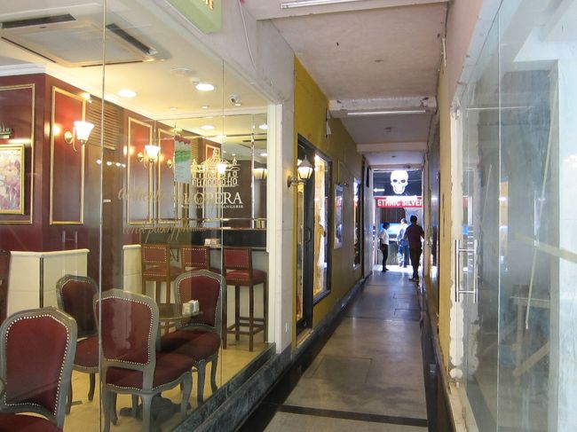 ハウズカース・ビレッジ到着。<br />お金を渡すと、なにやらドライバーが<br />言っている。おそらく、帰りのこと<br />なのだろう、この辺にいるから<br />ナンバーをメモって的な。<br /><br />私がぽかんとしていると、そばを歩いて<br />いた若者たちに、通訳を頼んでいる<br />でもその子らも英語があまりわからないのか<br />話がすすまず。<br />ドライバーもあきらめたよう。<br /><br />そして若者にくっついてちょこっと<br />歩き、そして一人で街を歩き出す。<br /><br />なんだか若い人が多く、そのせいか<br />ジーンズや普通の服装で歩いている人が多い。<br /><br />そしてお店もこじゃれている。<br />あっ、奥にガイコツが。<br />