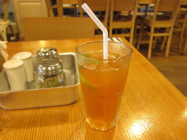 うっかり、アイスティーを<br />注文してしまった！<br />うーん、不安になりつつ全部飲む。<br />お腹大丈夫だろうか．．．