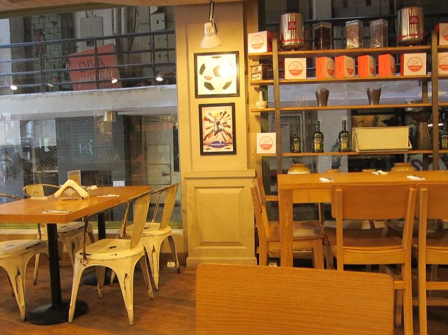 ちょっと休憩。<br />インドっぽくないカフェに入る。<br />