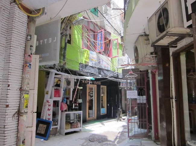 いろんな路地へ。<br />ちょっと怖いので、キョロキョロ<br />しながら。