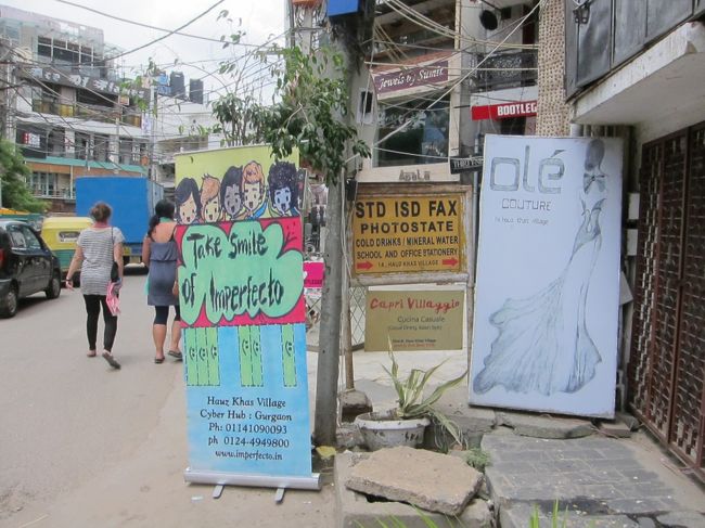 街はそんなに大きくないので<br />ぐるっと一周できました。<br />そこでちょっと気になるお店が<br />あったので、寄ってみることに。<br /><br />そこは女の子が一人店番をしていて<br />衣類や小物関係が売られていた。<br />控えめで、小柄な彼女はインドの<br />物売りのねばっこさがあまりない。<br />そのせいか何か買おうかな．．と<br />言う気持ちになった（笑）。<br /><br />そんなに安くはないけれど、素敵な<br />ストールがあったので購入することに。<br />少し安くしてくれた。きっと、絶対に<br />現地の人にはもっと安く売っているのだろうけど。<br /><br />店の中には、十字架があってので聞いてみると<br />お母さんがキリスト教とのこと。<br />珍しいね。<br /><br /><br /><br />