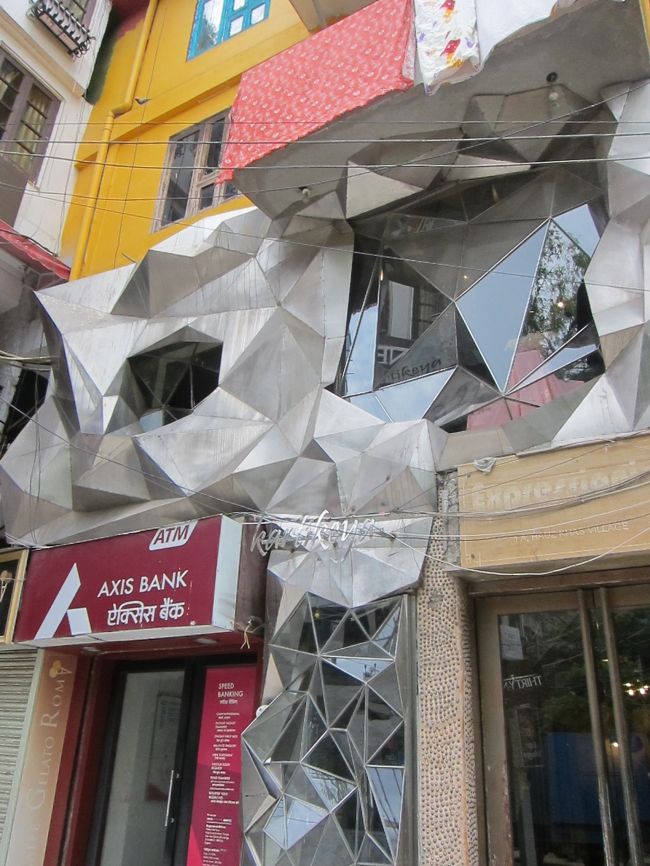 さぁお腹はあんまり空いてないけど<br />カレー食べようか。<br /><br />