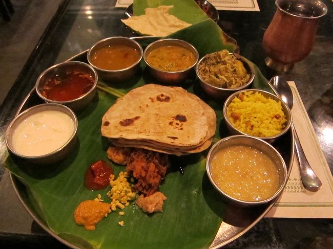 一度頼んでみたかった、ターリーを<br />注文。なんだか辛いのが多く、<br />ラー油みたいなカレーもある。<br />でもなんか面白い。これなんだろう？実験気分食べてみる。