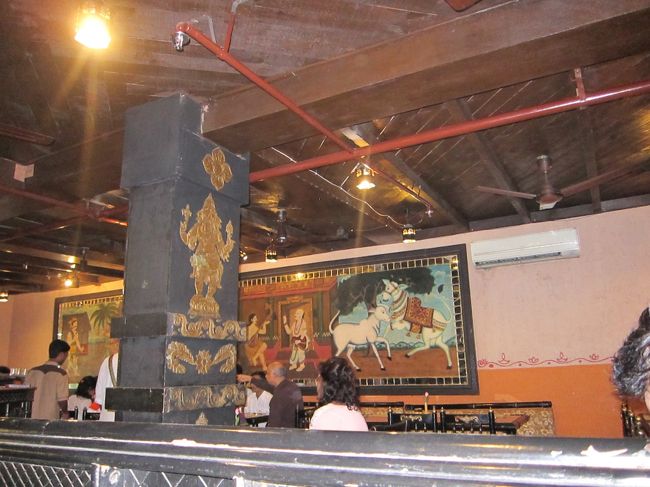 中はすんごく雰囲気があって<br />楽しい。一人で食べてる人は<br />あまりいないけど、まぁいいや。<br />