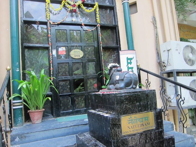 先ほど人が入って行くのが<br />見えたベジレストラン。<br />ここにしてみましょう！