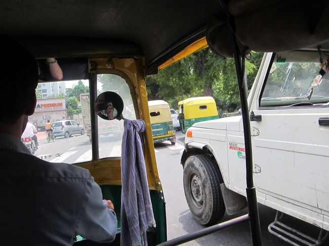 先ほどのオートリクシャが<br />いるかなぁと探すがどうもいないみたい。<br />そして、声をかけてくるのを逃げつつ<br />歩いていて、乗り場から外れてしまった。<br /><br />もう少し歩いて．．．と思ったら<br />若いお兄ちゃんが声をかけてきて<br />行きと同じ１００ルピーとのだったので<br />もう、いいかと乗ることに。<br />でも助かった！