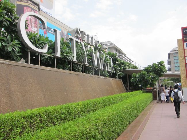 しばらくして、ホテルのある<br />モールへ帰ってきた！<br />さぁ急いでお土産をみてみよう。