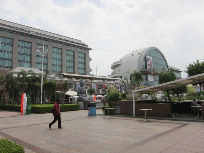 土曜日なので、モールはとても<br />混んでいた。スナック等のお土産を<br />買い、早足でホテルへ向かう。