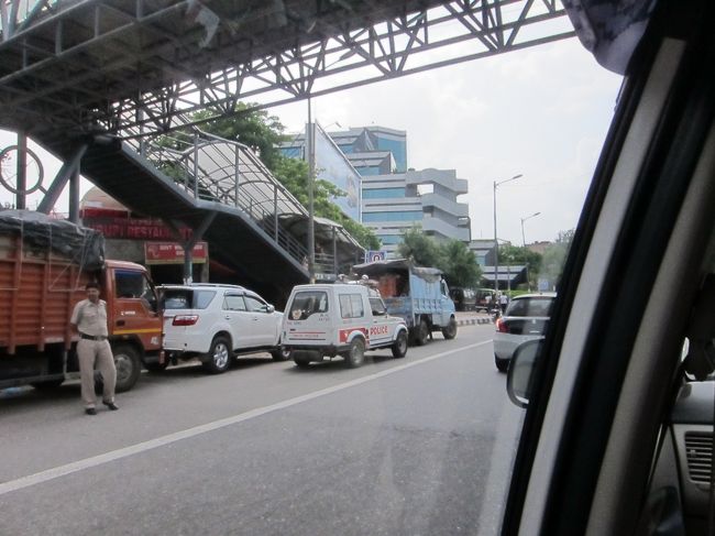 ホテルには１４；００頃到着。<br />最終荷造りなどして１５：００<br />ぎりぎりにチェックアウト。<br />すぐに車が来ていて早速<br />乗り込むことに。<br /><br />これまでヒルトンなんか<br />泊まる機会がなく、治安の関係で<br />やもうえず今回利用したが．．．<br />本当に、本当に素敵なスタッフが<br />多くとても安心して過ごすことが<br />できた。<br /><br />特に、セキュリティの女性スタッフ、プールであったおじさんスタッフ、<br />ベットメイキングスタッフ、<br />とってもあったかい対応で<br />心から感謝です。<br />どうもありがとう！