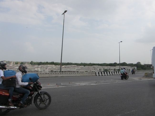 ドライバーにバレないよう<br />景色を見ていたら、こんな時に<br />かぎって陽気なドライバーで<br />どんどん話しかけてくる。<br />泣いてるひまはないみたい（笑）。<br /><br />でも本当に寂しい．．．<br />インドでこんな気持ちになるなんて。