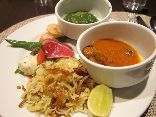 夕食はブッフェ形式。<br />でもカレーはもちろん、中華、イタリアン<br />などいろいろあり、超豪華。<br />けどせっかくなんで、やっぱカレーを<br />食べた。美味しいけれど、街中で食べた<br />味とは違う。美味しいんだけど。<br />