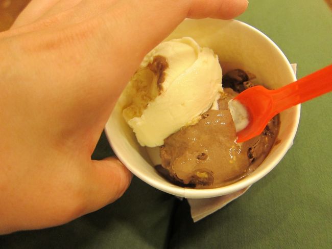 空港のイミグレーション、セキュリティー<br />では思いのほか時間がかかり、<br />あまりお土産など見れなかった。<br />ハーゲンダッツがあったので食べてみた。<br />バニラちょっと薄い？ミルクのせいかな？