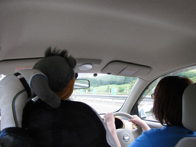 ８月１０日（土）８：００頃<br />昨日ニコニコレンタカーでお借りした<br />マーチにていざ出発です。<br /><br />まずは、キャンプ前にお墓参りへ向います。<br />まだ空いているかと思いきや、皆さん週末なので<br />結構お参りにいてました。<br /><br />さぁそれでは初山別へ向けて出発です。<br />少々天気に不安がありますが．．．