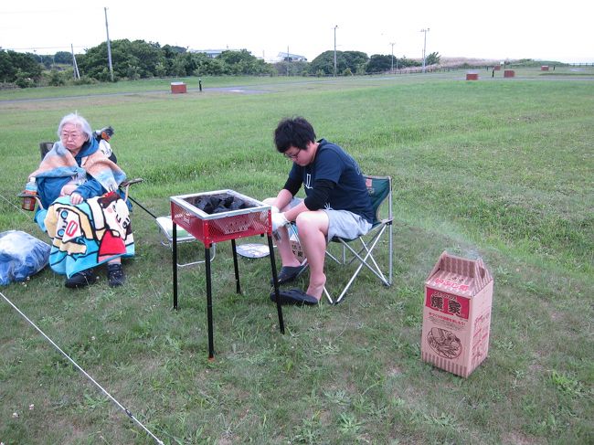 さぁ着いた、着いた。<br />初山別に到着です。<br />管理棟で手続する時、<br />「夜から朝にかけて大雨になりますが、それでも<br />大丈夫ですか？」と確認があった。<br />「あ、はい」とは言ったもののこの後大変なことに．．．<br />キャンプ場、空いているはずだ．．．<br /><br />さぁさぁ、まずは姪がテントをたててくれて<br />私は初スモークに挑戦です。<br />だんだん煙が出てきました。<br /><br />さぁバーベキューの火起こし！Part1