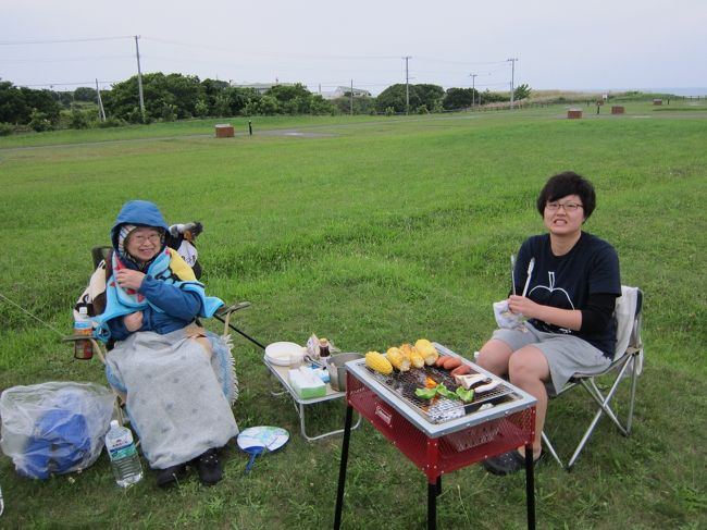 バーベキュー火起こしPart3<br />さぁどんどん焼きに入りましょう！<br /><br />風nせいかじっとしていると寒いよう。