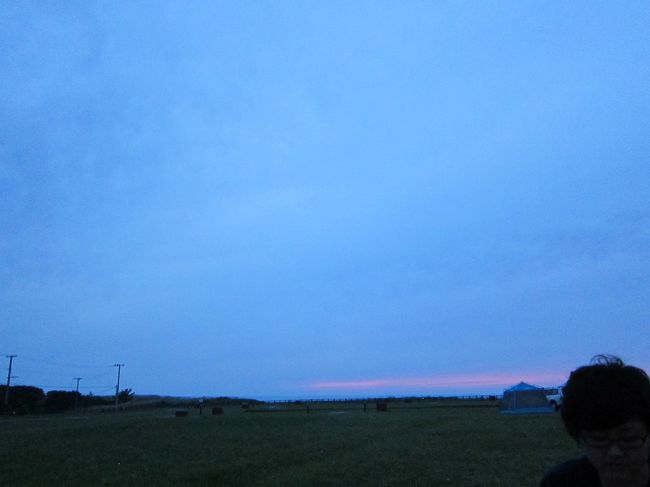 あーお腹いっぱい。<br />暗くなってきたので早めにテントの中に。<br />そしてみんな眠りにつきます。<br /><br />夜に母がトイレということで一緒に行くが<br />なんだか雨が降ってきている。<br /><br />そしてそれがどんどんひどくなり<br />テントが吹き飛ばされそうな状態に！！！<br />姪と必死にテントを直すが全くダメ。<br />風の強さでテントがせんべいのように<br />ペッタンこになるわ、風で姪は吹っ飛ばされるわ、<br />これはもうヤバい。<br />そして雨が強くなる中、テントや荷物、寝袋を<br />車に詰め込み、車へ避難する。<br />途中とトイレ事件発生！ごめんなさい。これは<br />省略しますね（笑）。<br />