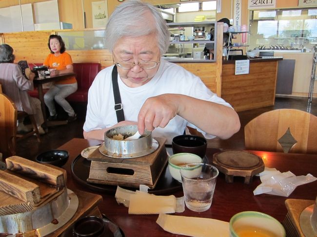 ずんずん進み、深川の道の駅で<br />休憩と早めのお昼。<br />ここはご飯がおいしいので<br />みんなで炊き込みご飯をいただく。<br />