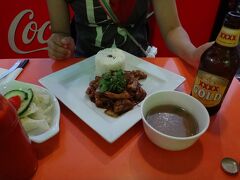 お腹が減るとろくな事がない二人旅。
早めに見切りをつけ、近くのアジア飯(フォーがメインのお店)Pho n Thaiで食事。

しかし、フォーは気分的に違い。。。