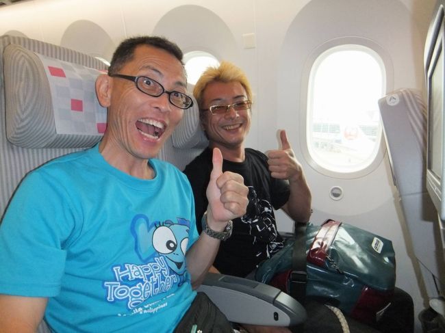 よかった〜〜〜〜<br /><br />成田行きＪＡＬ　無事に離陸しました<br /><br />今回のお供は12月一緒だった友人Ｓ君