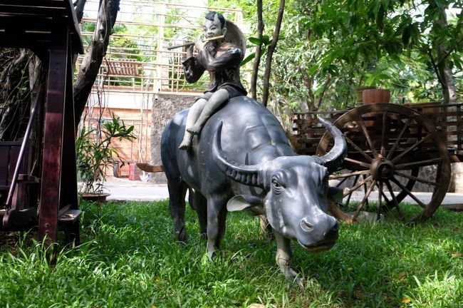 空港近くというものの、思ったより離れていたこのホテル<br /><br />それなら街まで行ってしまったほうがよかったかな？<br /><br />でも、ホテル敷地内は、自然一杯