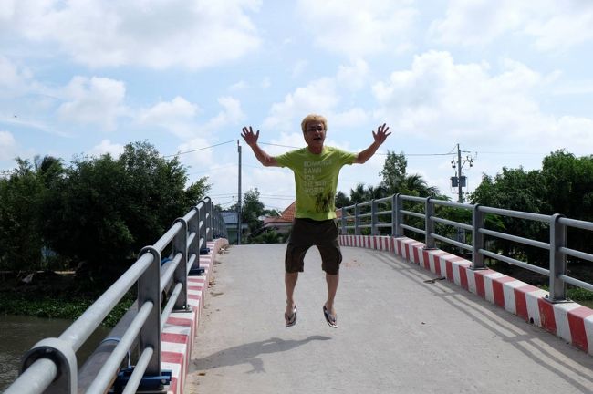 せっかくの郊外ホテルなので、ホテル周りを散策<br /><br />1時間ほど歩きまわりました<br /><br />で、友人Ｓ君にジャンプを指示<br /><br />まだ、慣れていませんね