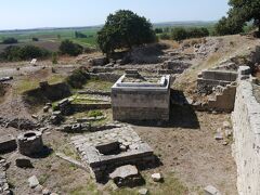 トロイ遺跡は全体の1％しか発掘されていないにもかかわらず世界遺産に登録されたそうです。

紀元前3000年～紀元前350年の間の第1市から第9市までの遺跡が積み重なっているそうで、地層には時代が分かるように番号がふってあります。