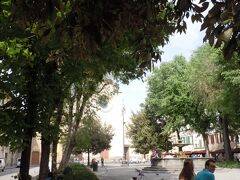 カルミネの前のモナカ通り通ってサント・スピリト広場。
 
モナカって修道女のことだったわね。
 
フィレンツェの広場でもイチ押し。
 