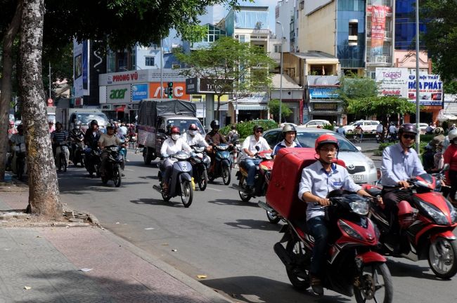 道路はいつもバイクだらけ<br /><br />ぎっしりと密集した様子をとろうと思うのだが、なかなか・・・