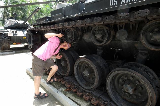 ぎゃ〜〜〜　挟まれちゃうよ〜