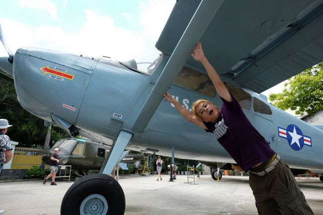 戦闘機につかまって<br /><br />ぶ〜〜〜〜ん　ぶ〜〜〜〜〜ん