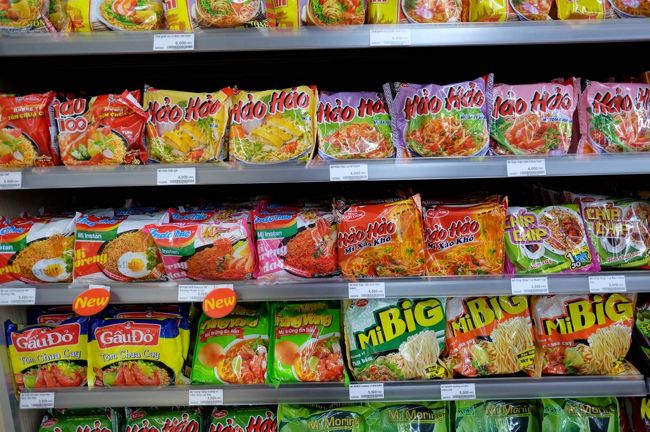 お水を買いにコンビニへ<br /><br />インスタントラーメン<br /><br />お土産の候補だ<br /><br />エースコックの現地子会社？「ヴィナエースコック」を買ってきてとリクエストもある