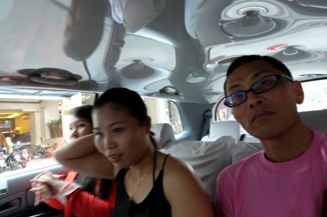 えぇい　こうなりゃ国際交流開始だ<br /><br />近くにいた美女2人組に、声掛け<br /><br />地図を見せて、ここはどこでしょう？と、尋ねる<br /><br />えっとー・・・・<br /><br />から始まって<br /><br />女子「あなたたちは、日本人ですか？」<br /><br />わたし「はい、そうです」<br /><br />女子「日本人のお友達ほしいです　日本興味あります」<br /><br />わたし＆Ｓ君「（内心　ニンマリ）　じゃあ、お話ししましょうよ」<br /><br />ということで、「昼食を一緒に食べに行く」ことに<br /><br />はい、いまタクシーです<br />