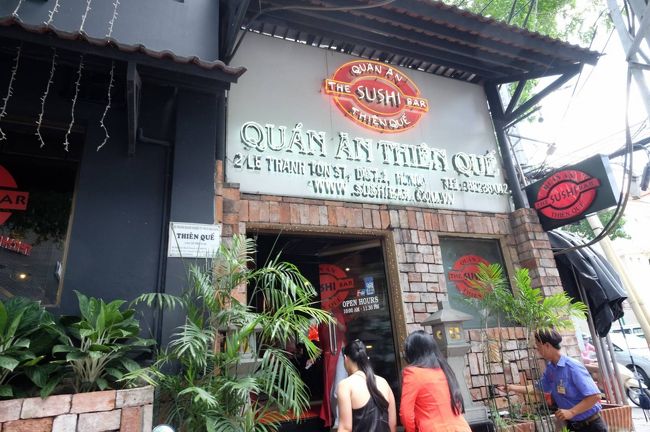 彼女たちが「往きたいところがある」とタクシーで向かったのがここ<br /><br />スシ（寿司）バー<br /><br />日本食が好きなんだね、きっと