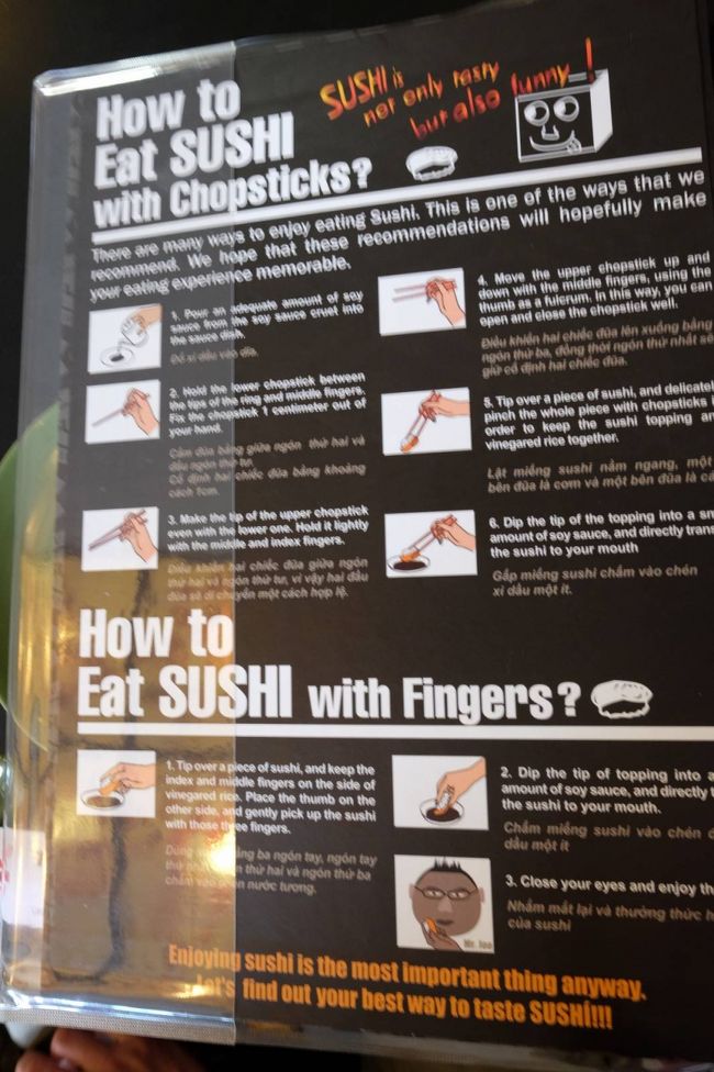 自分も興味津々<br /><br />お寿司の食べ方が書いてあるね