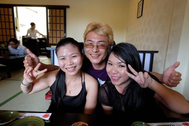 ここで美女お二人紹介<br /><br />むかって右が「Tran」さん　左が「Tuyen」さん<br />お二人とも、英語そこそこ　何とか意思疎通できます