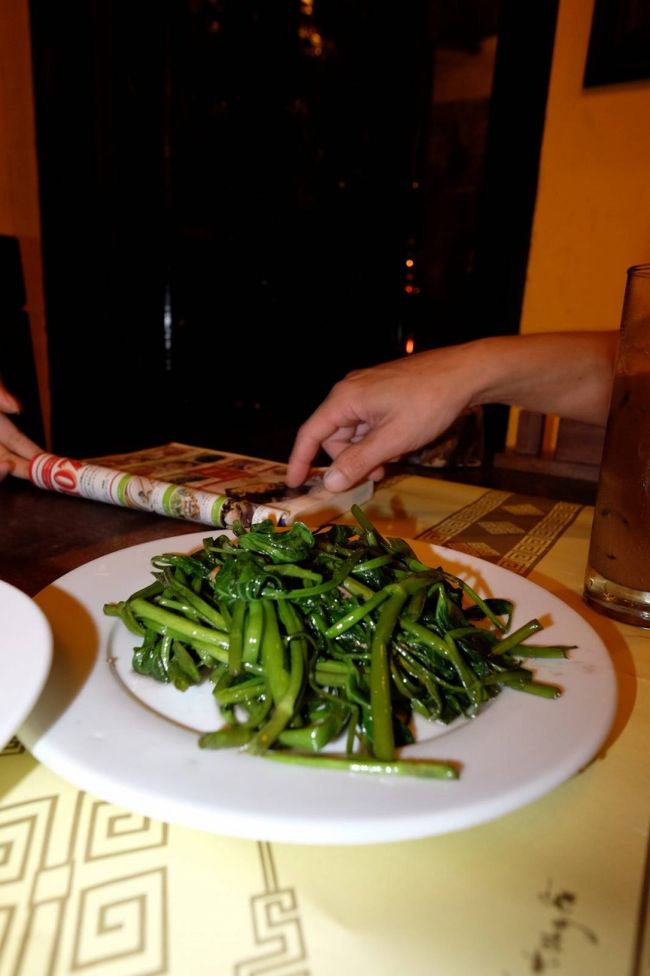 まずは、空芯菜<br /><br />そして本を見せながら「これ⇒コムダップ」を注文