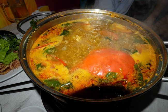 何品目かに、鍋が出てきました<br /><br />中に蟹が入っている様子