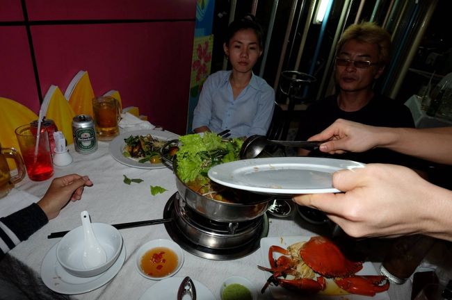 蟹をとりだした鍋に、野菜を入れて煮ます<br /><br />煮えたら食べます〜出汁がしみて、大変美味です