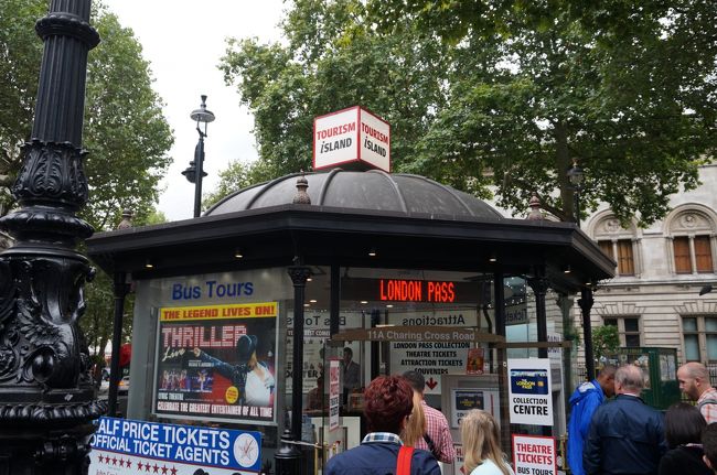 ここでロンドンパスを引き換えます。10時からでしたから、9時40分で既にオープンしておって行列できてました。