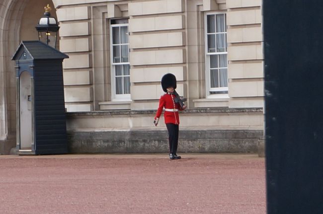 いました、いました。<br />近衛兵です。<br />カッコイイですねー！