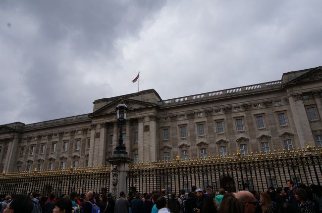 駅を降り公園を抜けたら、そこほバッキンガム宮殿