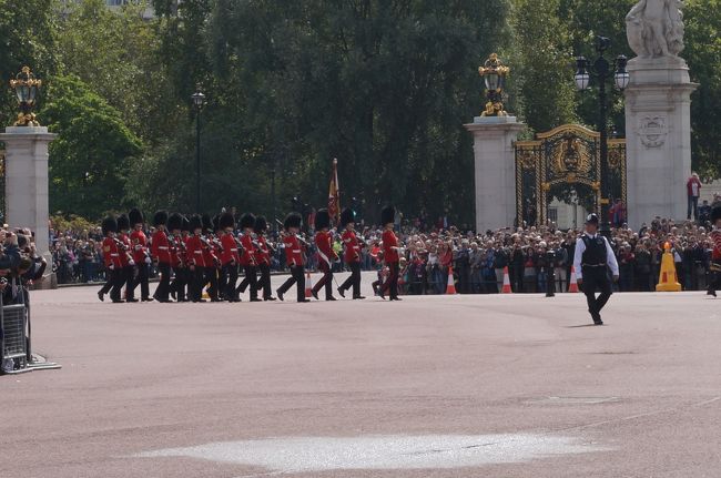 かすかに音楽が聞こえてきて（ここで既に鳥肌もん）、徐々に近づき、音楽隊がみててきました。