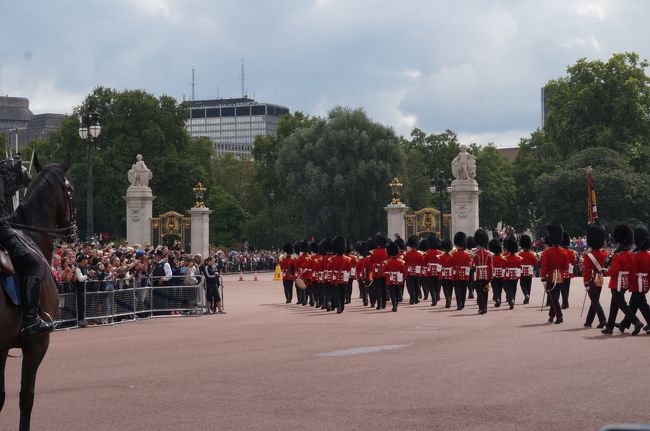 約30分ぐらいかな？<br />交代式が宮殿内で行わられてました。<br />一応、それも移動すれば見えるんですが帰りの行進も見たかったのでその場で待ってました。